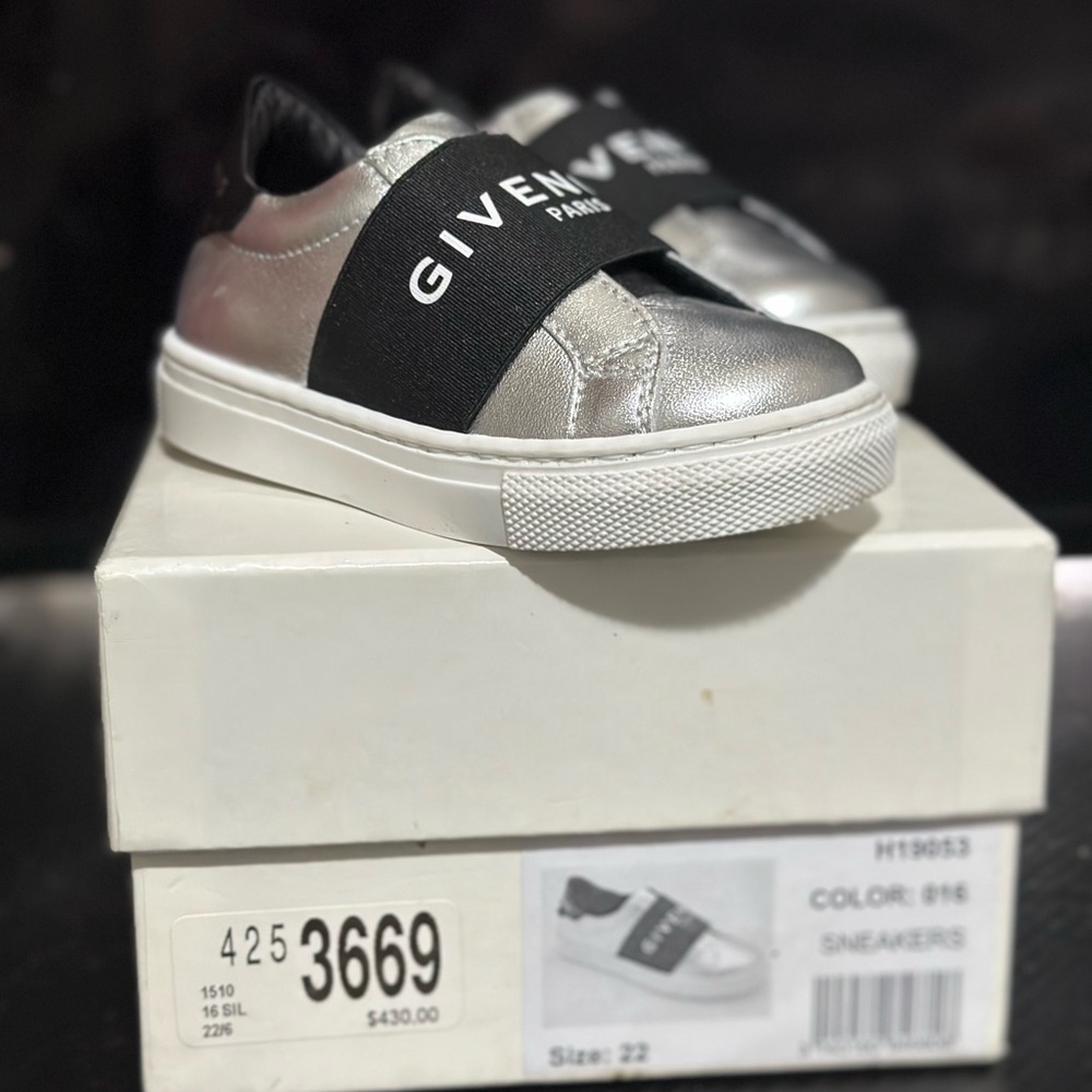 Givenchy toddler’s shoe size 22 (6c)